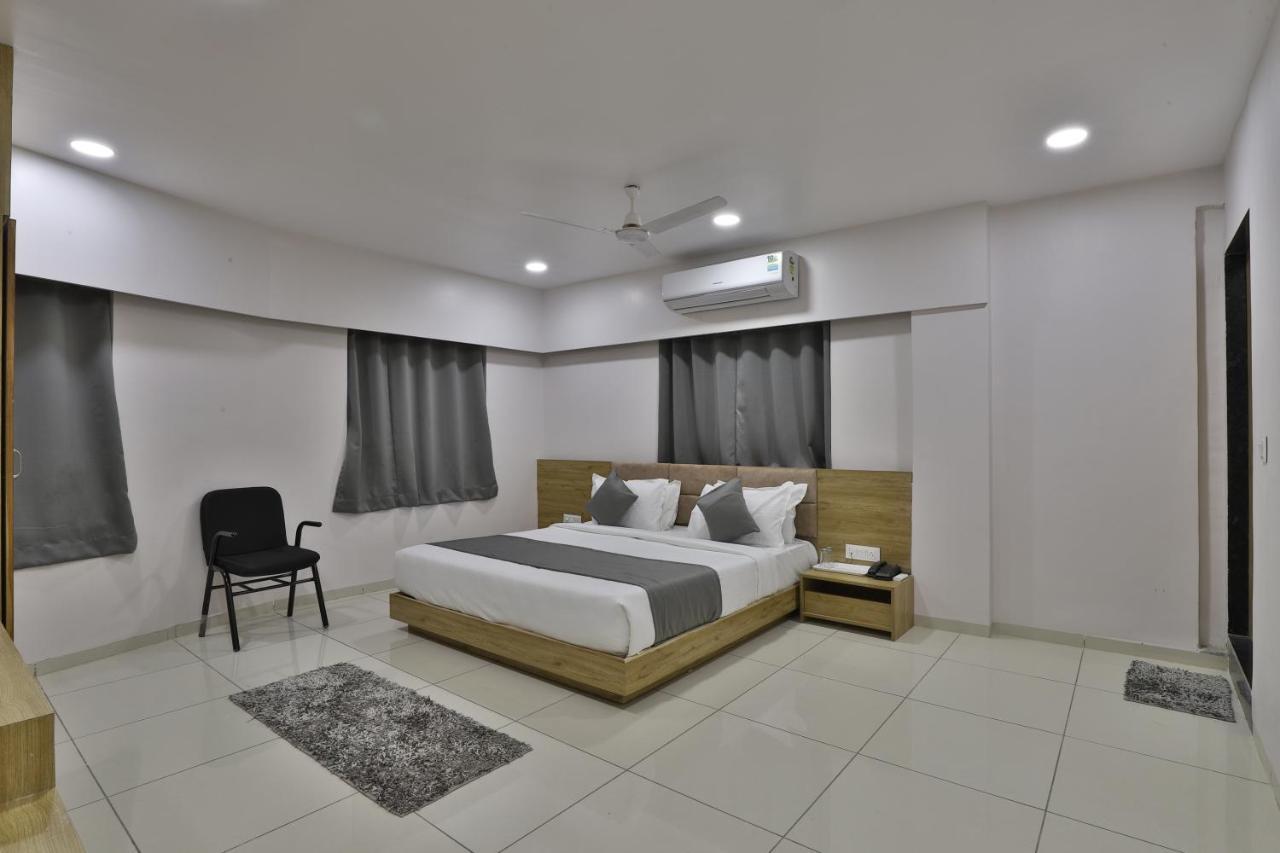 Hotel Monville Group Vadodara Exterior foto
